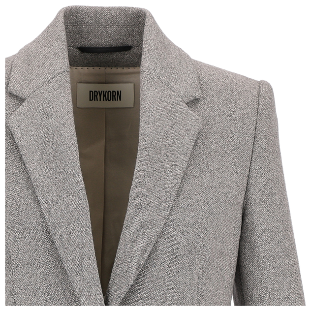 Detailansicht eines grauen Blazers mit Reverskragen und DRYKORN-Label