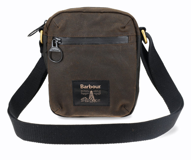Detailansicht einer braunen Barbour-Umhängetasche mit schwarzem Schultergurt und Schnallenverschluss.