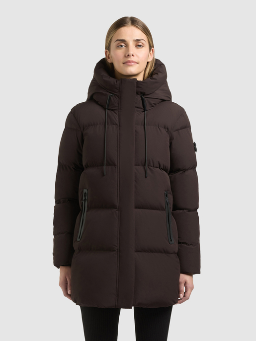 Model trägt dunkelbraunen, wattierten Parka mit hohem Kragen, Kapuze und Reißverschlusstaschen.