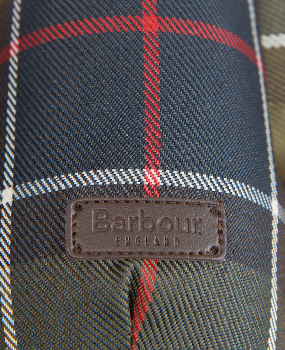 Nahaufnahme eines karierten Stoffes mit aufgenähtem Barbour-England-Lederlabel