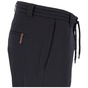 Schwarze Hose in Detailansicht mit breitem Bund, Gürtelschlaufen, seitlicher Reißverschlusstasche und Kordelzug.