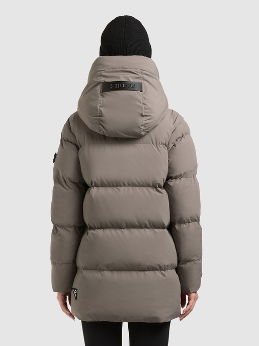 Rückenansicht einer taupefarbenen Steppjacke mit Kapuze, getragen von einem Model mit schwarzer Strickmütze.