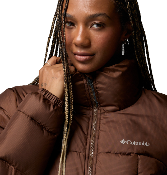 Braune Columbia-Steppjacke mit Stehkragen und Frontreißverschluss, am Model getragen.