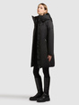 Model trägt einen schwarzen, langen Parka mit Kapuze, Reißverschluss und seitlichen Reißverschlusstaschen.