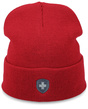 Rote Strickmütze mit Umschlag und grauem Wappenaufnäher.