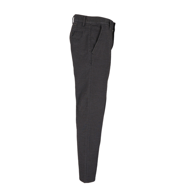 Dunkelgraue Herren-Chinohose in Seitenansicht mit schräger Seitentasche und feiner Struktur.