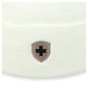 Detailansicht einer cremeweißen Strickmütze mit aufgesticktem Wappen und schwarzem Kreuz