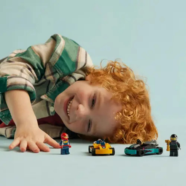 60400 Go-Karts mit Rennfahrern