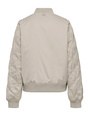 Beige Bomberjacke mit glatter Rückenpartie, rautenförmig gesteppten Ärmeln und gerippten Bündchen.