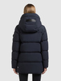 Rückansicht einer dunkelblauen Steppjacke mit Kapuze und Logo-Applikation.