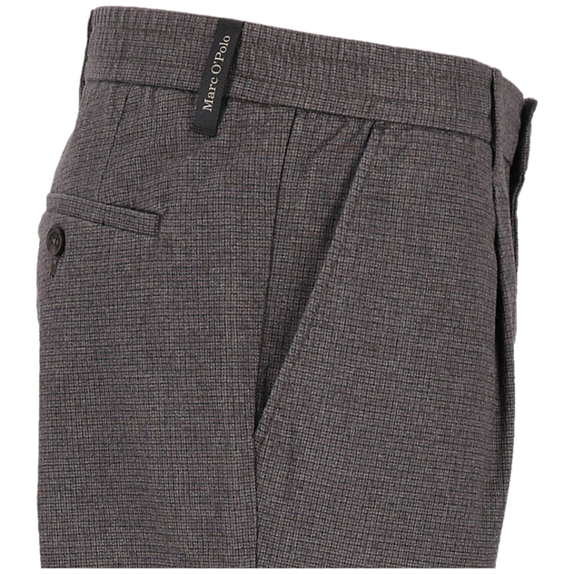 Detailansicht einer dunkelgrau melierten Stoffhose mit seitlicher Eingrifftasche, Knopf und schwarzem Marco-O’Polo-Label am Bund.