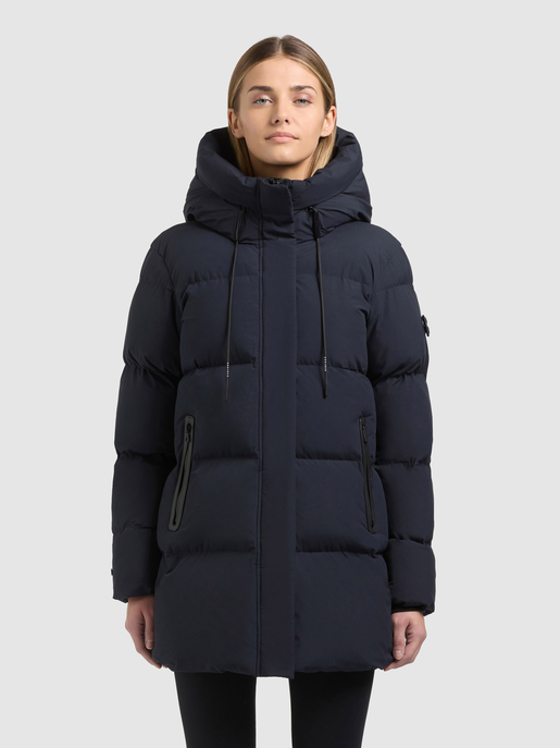 Model trägt einen dunkelblauen, gesteppten Daunenparka mit hohem Kragen und Reißverschlusstaschen.