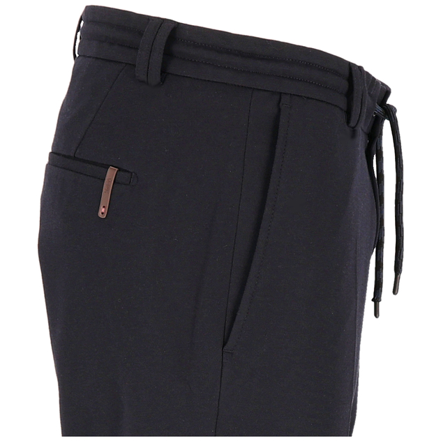 Schwarze Hose in Detailansicht mit breitem Bund, Gürtelschlaufen, seitlicher Reißverschlusstasche und Kordelzug.