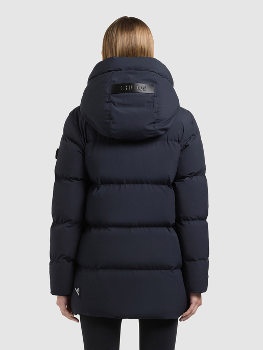 Rückansicht einer dunkelblauen Steppjacke mit Kapuze und Logo-Applikation.