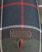 Nahaufnahme eines karierten Stoffes mit aufgenähtem Barbour-England-Lederlabel