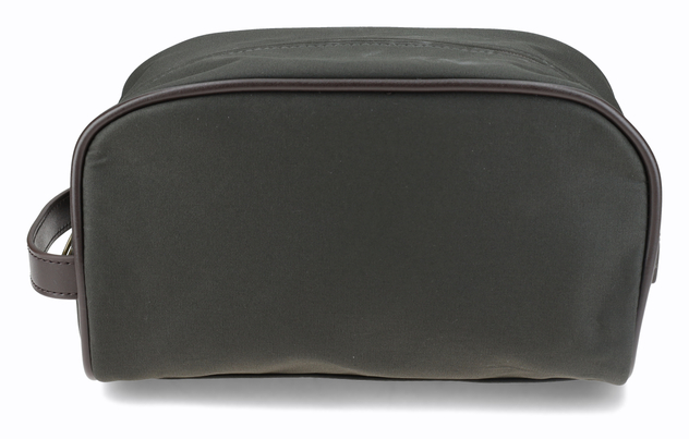 Detailansicht einer schwarzen Stofftasche mit dunkelbrauner Lederpaspelierung und seitlicher Lederschlaufe.