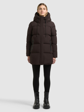 Model trägt dunkelbraunen, gesteppten Parka mit Kapuze, Reißverschlusstaschen und verdecktem Frontverschluss.