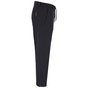 Schwarze Hose in Seitenansicht mit schmalem Bein, Gürtel Schlaufen und seitlicher Reißverschlusstasche.