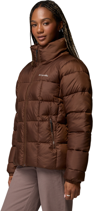 Braune Columbia-Steppjacke mit hohem Kragen, Frontreißverschluss und Reißverschlusstaschen, getragen von einem Model.