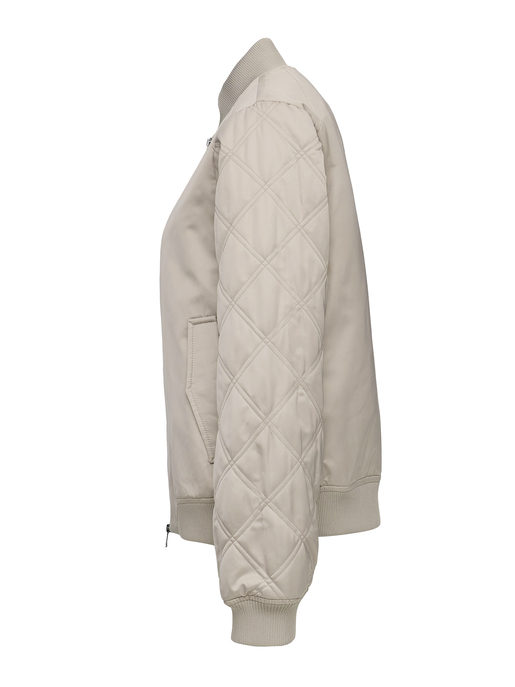 Beige Steppjacke mit Rautensteppung an den Ärmeln und geripptem Stehkragen.