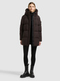 Model trägt einen dunkelbraunen, gesteppten Daunenparka mit Kapuze und Reißverschlusstaschen.