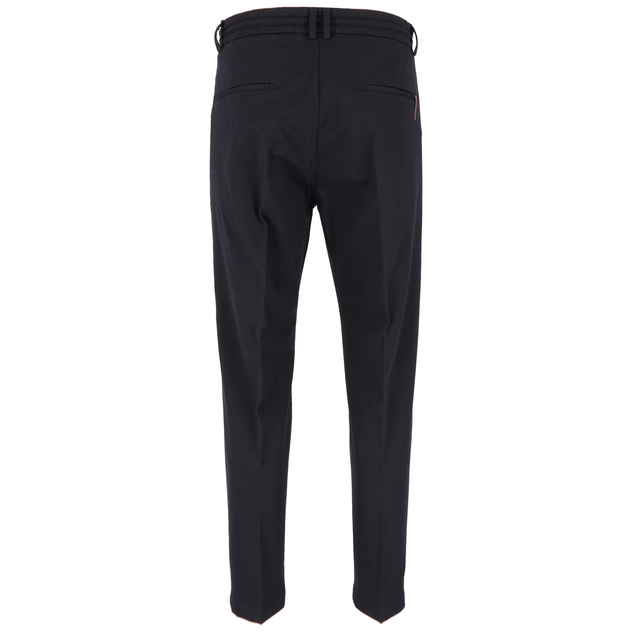 Schwarze Stoffhose mit Gürtelschlaufen und zwei Paspeltaschen auf der Rückseite.