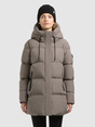 Model trägt einen taupefarbenen Steppmantel mit hohem Kragen und schwarzer Strickmütze.