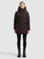 Model trägt dunkelbraunen, gesteppten Parka mit Kapuze, Reißverschlusstaschen und verdecktem Frontverschluss.