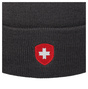 Detailansicht einer schwarzen Strickmütze mit rotem Wappenaufnäher und weißem Kreuz.
