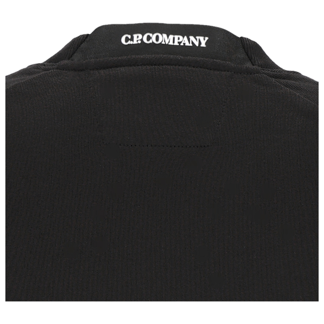 Detailansicht eines schwarzen Sweatshirts mit C.P. Company-Logo am Kragen