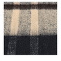 Detailansicht eines flauschigen Karostoffs in Grau, Schwarz und Beige