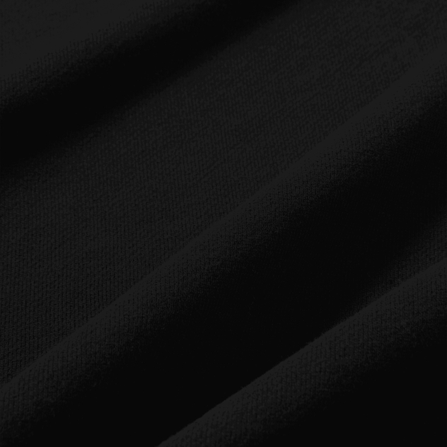 Schwarzes Textilmaterial in Nahaufnahme mit feiner Strickstruktur und diagonalen dunklen Streifen.