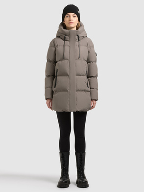 Model trägt graubraunen Steppmantel mit hohem Kragen und schwarzer Strickmütze.