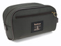 Dunkelgrüne Barbour-Tasche mit braunen Paspeln, Frontreißverschluss und Logoaufnäher.