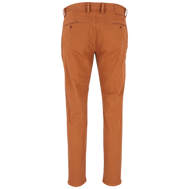 Braune Herren-Chinohose in Rückansicht mit Leistentaschen und Knöpfen.