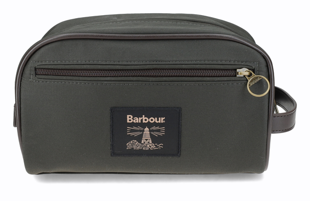 Dunkelgrüne Barbour-Umhängetasche mit Reißverschlussfach, Logoaufnäher und braunen Lederdetails.
