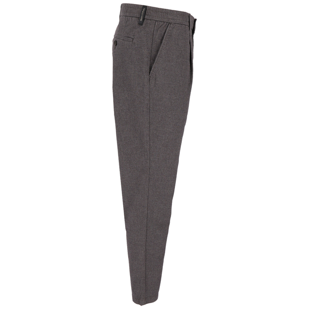 Dunkelgraue, schmal geschnittene Stoffhose in Seitenansicht mit feiner Struktur, Bund, seitlicher Tasche und Knopfdetail.