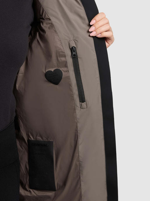 Detailansicht des Innenfutters einer braunen Jacke mit Reißverschlusstasche und Etikett.