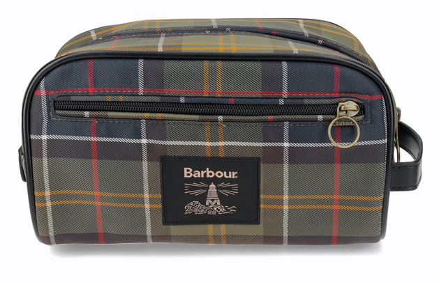 Detailansicht einer karierten Barbour-Umhängetasche mit Reißverschluss und Logoaufnäher.