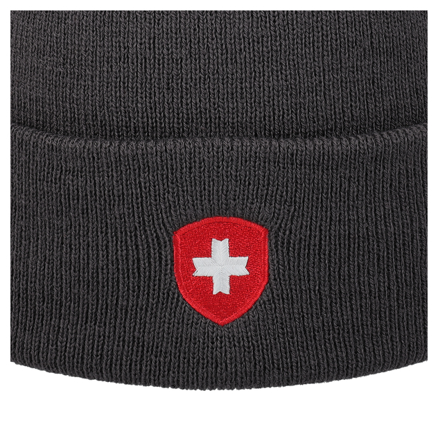 Detailansicht einer schwarzen Strickmütze mit rotem Wappenaufnäher und weißem Kreuz.