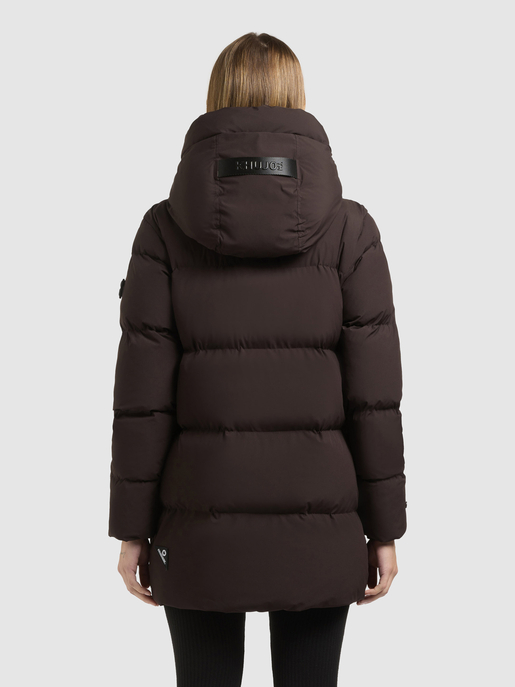 Rückansicht einer dunkelbraunen, gesteppten Damenjacke mit Kapuze und Logoaufnäher.