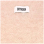 Detailansicht eines rosa flauschigen Strickstoffs mit weißem Etikett und schwarzem DRYKORN-Schriftzug.