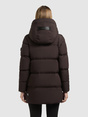 Rückansicht einer dunkelbraunen, gesteppten Damenjacke mit Kapuze und Logoaufnäher.