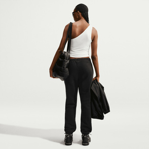Schwarze Jogginghose am Model von hinten, mit elastischem Bund und Bündchen an den Säumen.
