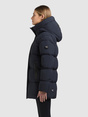 Dunkelblaue Steppjacke mit Kapuze, hoher Kragen und Reißverschlusstasche am Ärmel, seitlich an einem Model gezeigt.