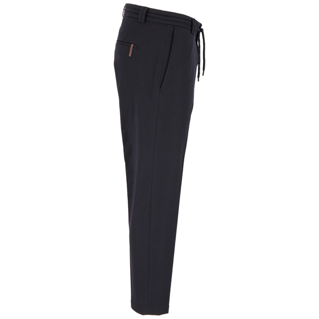 Schwarze Hose in Seitenansicht mit schmalem Bein, Gürtel Schlaufen und seitlicher Reißverschlusstasche.