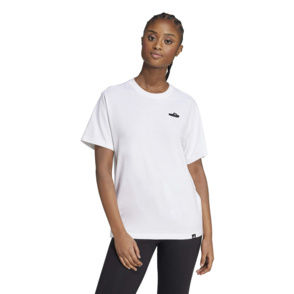 T-Shirt "Slide-Tee"Dieses adidas T-Shirt ist für alle, die gerne Eindruck machen. Der Baumwolljersey sorgt für Tragekomfort, egal ob unterwegs oder einfach zu Hause. Die kleine Grafik eines klassischen adidas Slides ist ein verspieltes Markensymbol.