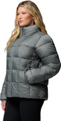 Graue Columbia-Steppjacke mit hohem Kragen, Reißverschluss und seitlichen Taschen, am Model getragen.