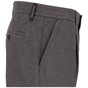 Detailansicht einer dunkelgrau melierten Stoffhose mit seitlicher Eingrifftasche, Knopf und schwarzem Marco-O’Polo-Label am Bund.
