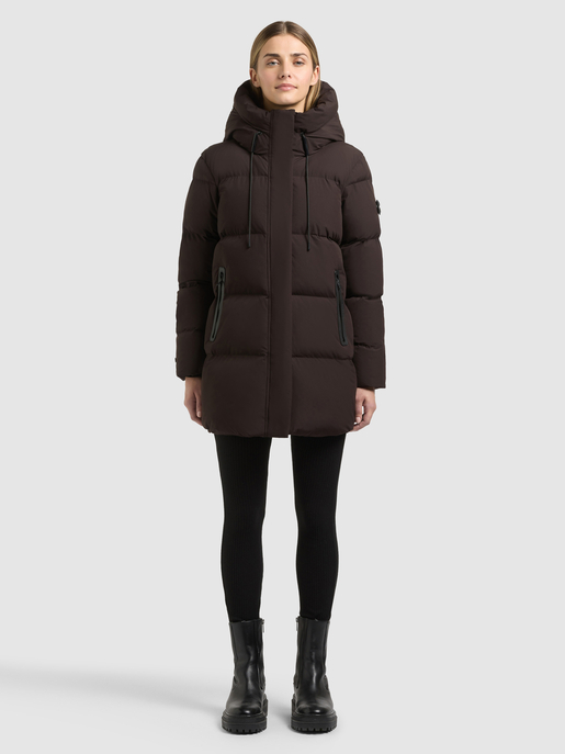 Model trägt dunkelbraunen, gesteppten Parka mit Kapuze, Reißverschlusstaschen und verdecktem Frontverschluss.